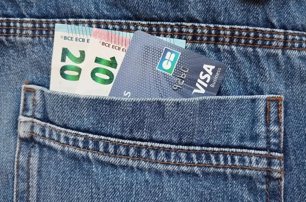 Image représentant une poche de jeans avec des billets de banque pour illustrer le prix d'une prestation de serrurerie