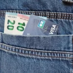 Image représentant une poche de jeans avec des billets de banque pour illustrer le prix d'une prestation de serrurerie