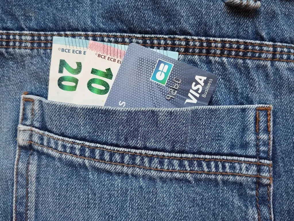Image représentant une poche de jeans avec des billets de banque pour illustrer le prix d'une prestation de serrurerie